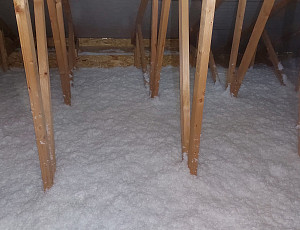 Zateplení stropu novostavby pomocí foukané izolace